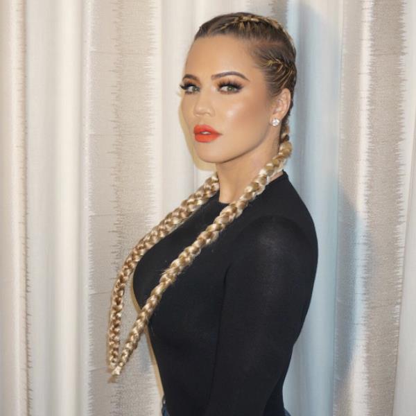 Khloé Kardashian critica i social Un selfie di Khloé Kardashian su Instagram