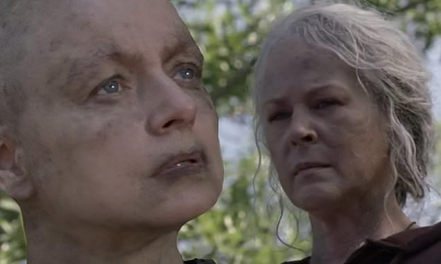 The Walking Dead 10x01: I volti di Alpha e Carol mentre si guardano a distanza The Walking Dead 10x01: Alpha e Carol mentre si fissano