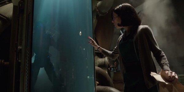 Sally Hawkins, protagonista del nuovo film di Guillermo Del Toro Una scena dal film The Shape of Water: Elisa incontra il mostro