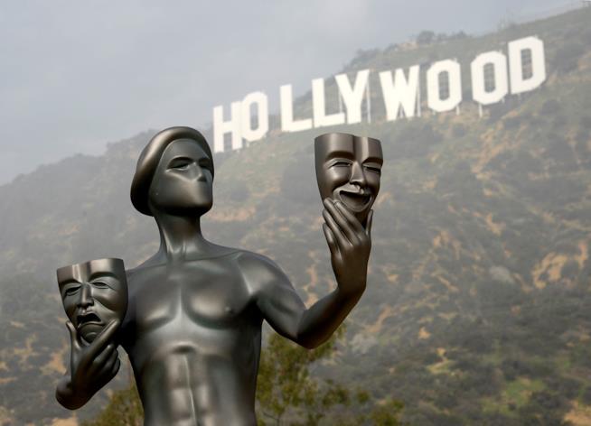 Il libro Hollywood Noir racconta dieci misteri del mondo del cinema Una foto della scritta di Hollywood