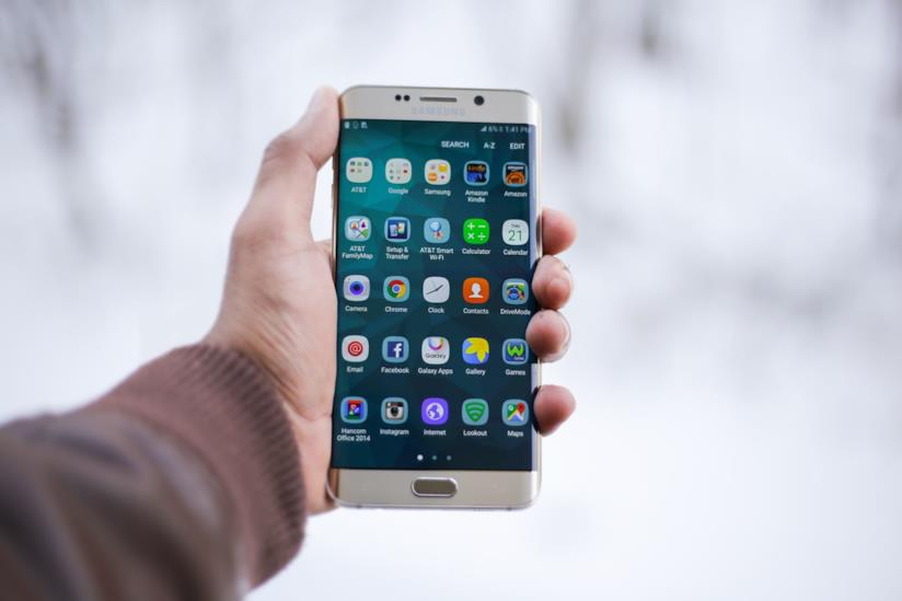 Perché bisognerebbe caricare sempre il proprio smartphone in modalità aereo Un bellissimo Samsung