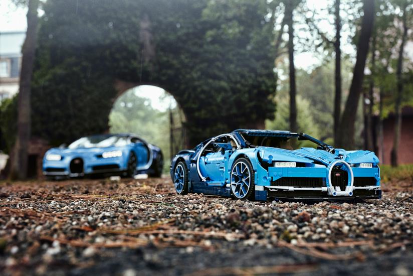 La Bugatti Chiron di LEGO La Bugatti Chiron e la versione della stessa in LEGO sulla stessa strada