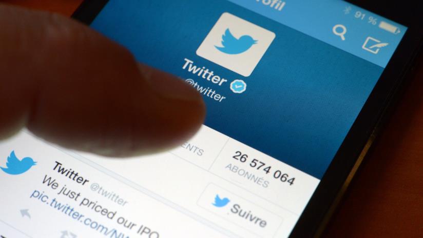 Come funzionano i Segnalibri su Twitter Primo piano del display di uno smartphone che mostra l'account di Twitter