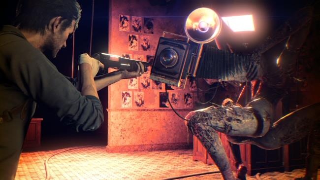 Diffuse online novità e curiosità su The Evil Within 2, videogame survival horror in uscita venerdì 13 ottobre 2017 In foto Sebastian contro una nuova creature di The Evil Within 2