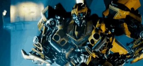 Bumblebee applaude il suo nuovo look Bumblebee applaude il suo nuovo look in una sequenza tratta da Transformers
