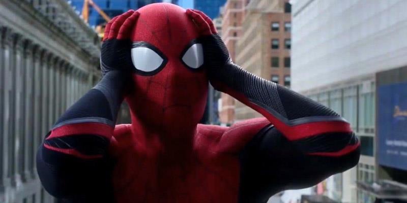 Spider-Man: vicino l'addio al Marvel Cinematic Universe, ma non è detta l'ultima parola Primo piano di Spider-Man nella scena durante i titoli di coda di Spider-Man: Far From Home