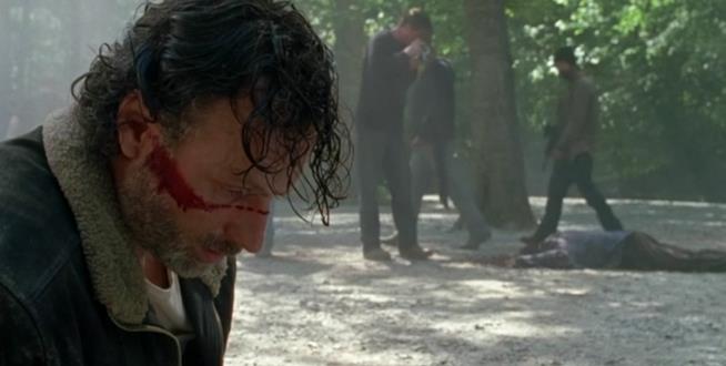 Qualcunoi sta fotografando il cranio fracassato di Glenn! Un macabro particolare dell'episodio 1 di The Walking Dead 7