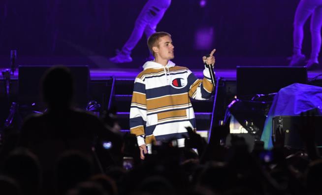 Justin Bieber iscrive il suo cane a Instagram Immagine di Justin Bieber in concerto