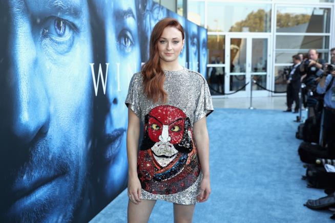Sophie Turner beve vino come Cersei durante una partita di hockey Sophie Turner beve vino come Cersei