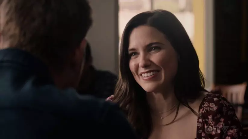 Sophia Bush ha debuttato in This Is Us: la rivedremo in futuro? Kevin e Lizzie in una scena dall'episodio di This Is Us 4x10