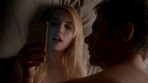 Scream Queens 2x08 Chanel Oberlin gioca con Snapchat a letto con Brock Holt