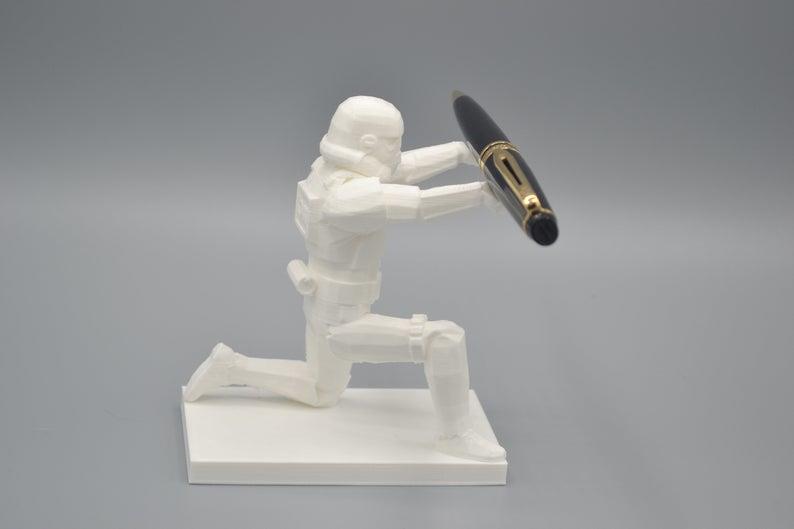 Star Wars, il portapenna di Darth Vader è davvero imperdibile Il portapenna bianco dello Stormtrooper