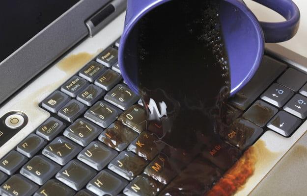 Liquidi sulla tastiera? Ecco come rimediare al danno Una caffè versato sopra una tastiera di un PC portatile