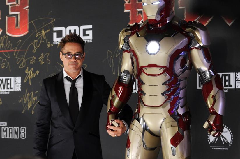 Il monumento di Iron Man a Forte dei Marmi Robert Downey Jr. "accompagna" Iron Man alla premiere cinese di Iron Man 3