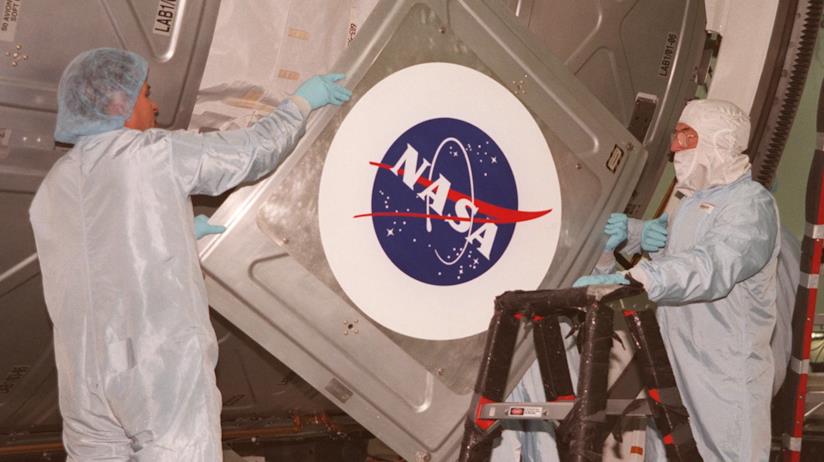 Tecnici della Nasa al lavoro Un portello della Nasa rimosso da tecnici specializzati
