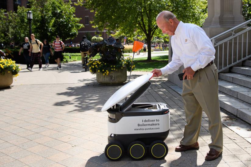 I robot di Starship sono i nuovi fattori del campus universitario di Purdue Un docente universitario riceve il proprio pranzo da un robot Starship