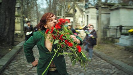 Holy Motors Mr. Merde mangia i fiori delle tombe in Holy Motors