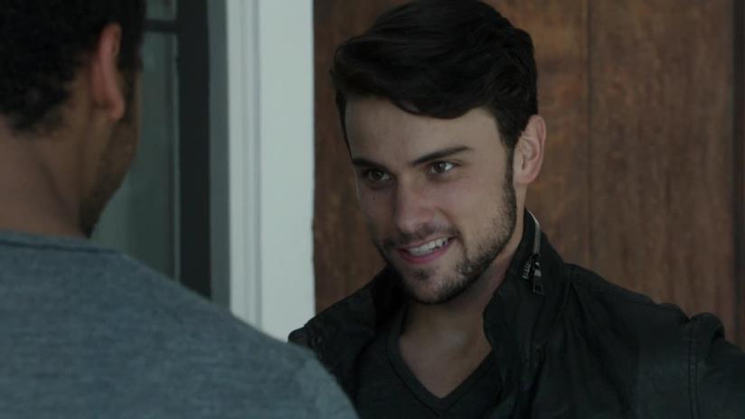 Connor Walsh, lo studente gay della Keating in Le Regole del Delitto Perfetto Connor Walsh ammicca ad un altro ragazzo ne Le Regole del Delitto Perfetto