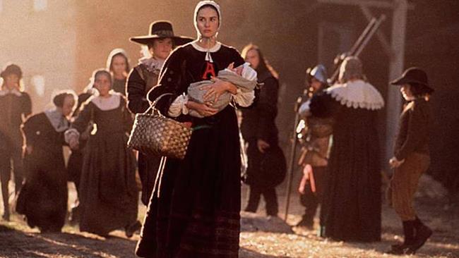 La trama e il significato di libro e film de La lettera scarlatta Demi Moore ne La lettera scarlatta