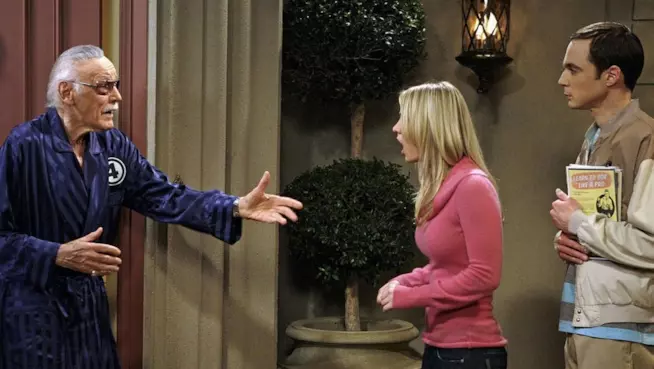 Stan Lee in The Big Bang Theory Stan Lee con Kaley Cuoco e Jim Parson