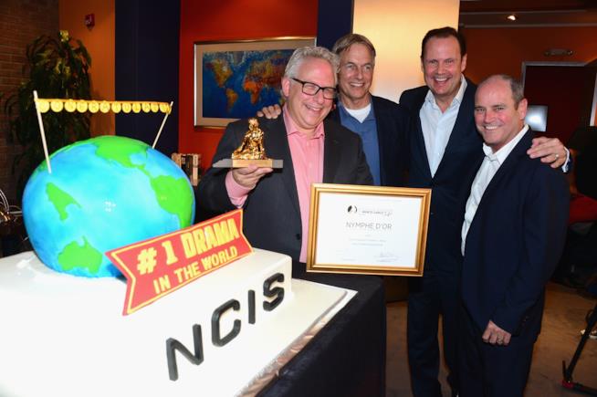Mark Harmon insieme ai produttori di NCIS La produzione di NCIS e Mark Harmon