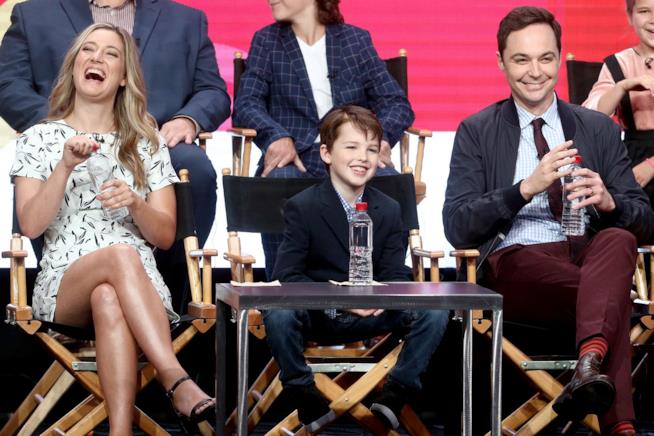 Jim Parsons e Kaley Cuoco da The Big Bang Theory e Iain Armitage da Young Sheldon Penny insieme al giovane Sheldon e la sua versione adulta