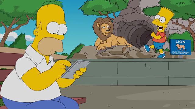 Homer gioca a Pokémon GO Homer in un'immagine della clip de I Simpson dedicata alla Pokémon GO mania