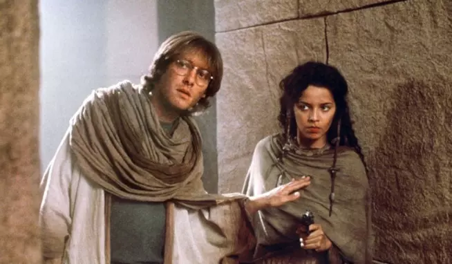 Il reboot di Stargate non si farà: Roland Emmerich conferma lo stop Daniel Jackson in una scena di Stargate (1994)