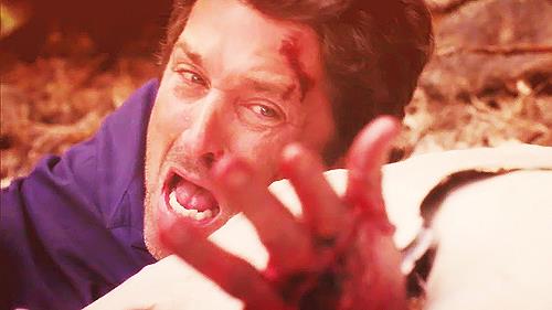 Derek Shepherd al momento dell'incidente aereo. Derek Shepherd si guarda la mano bloccata nelle lamiere.