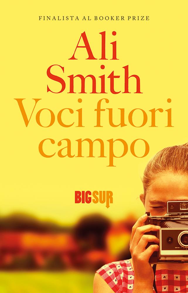 La copertina italiana di Voci Fuori Campo Una ragazzina scatta una fotografia sulla copertina di Voci Fuori Campo