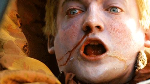 GoT: le morti sono legate GIF di Joffrey che muore in GoT