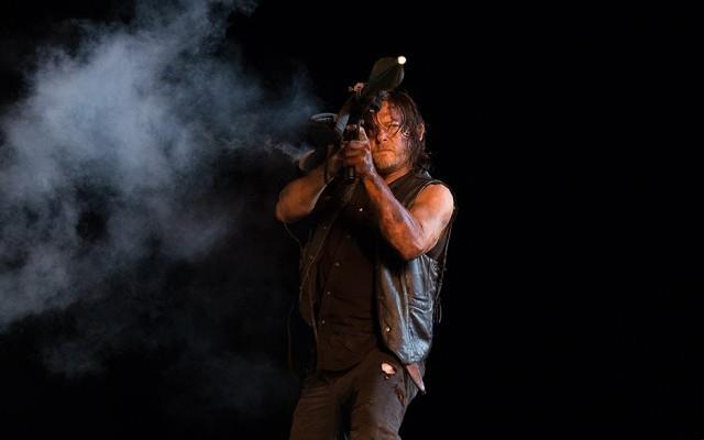 Scott Gimple ha commentato l'esplosivo episodio 6x09 di TWD Un'immagine di Daryl Dixon con un bazooka in mano