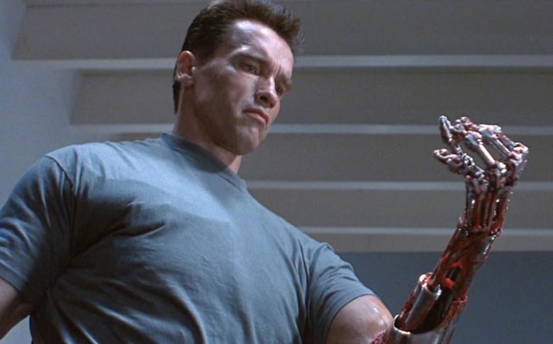 La memorabile colonna sonora di Terminator 2 - Il giorno del giudizio è composta da Brad Fiedel Arnold Schwarzenegger in una scena di Terminator 2 - Il giorno del giudizio