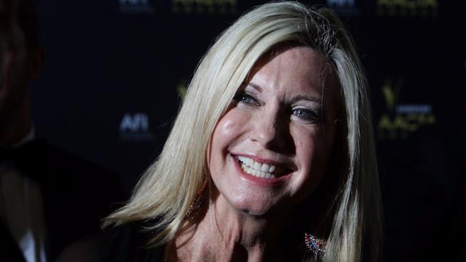 Olivia Newton-John combatte una nuova battaglia contro il cancro Olivia Newton-John sorridente a un evento di gala