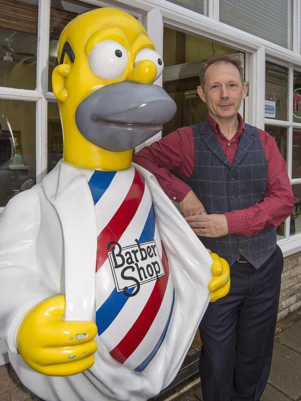 La statua grassa di Homer Barbiere Homer Simpson barbiere nel Surrey: la statua