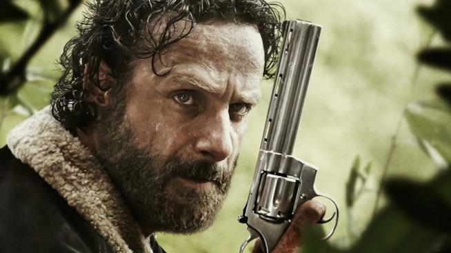 Andrew Lincoln di The Walking Dead rivela la sua uccisione zombie preferita Rick impugna la sua mitica Colt in The Walking Dead
