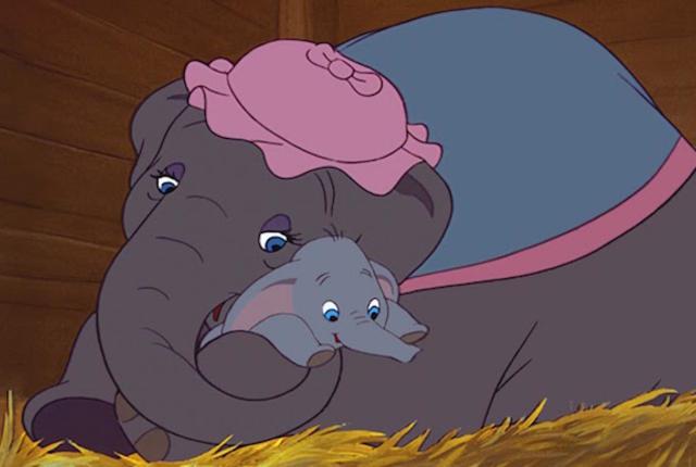 Una scena del Classico Disney Dumbo L'elefantino Dumbo e sua madre