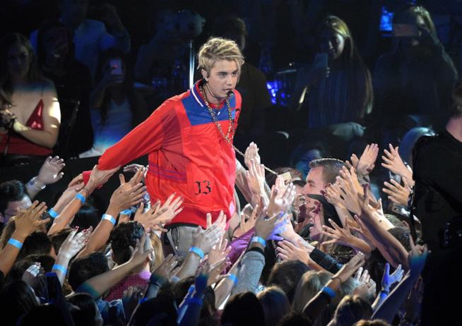 Justin Bieber si camuffa per passare inosservato ad Amsterdam Primo piano di Justin Bieber tra la folla