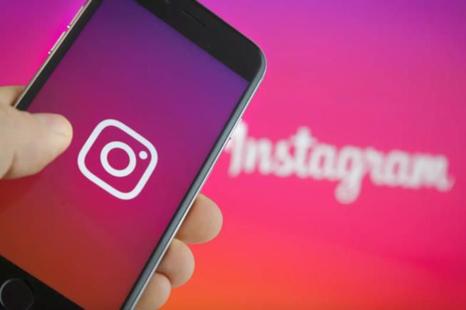 Instagram utilizza l'AI per ostacolare il bullismo Il logo di Instagram su iPhone