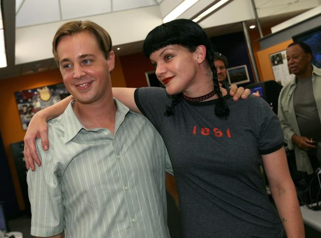 8 curiosità su Sean Murray, Tim McGee in NCIS Sean Murray in posa abbracciato a Pauley Perrette