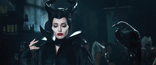 Malefica sorride Malefica sorride ironicamente a Re Stefano