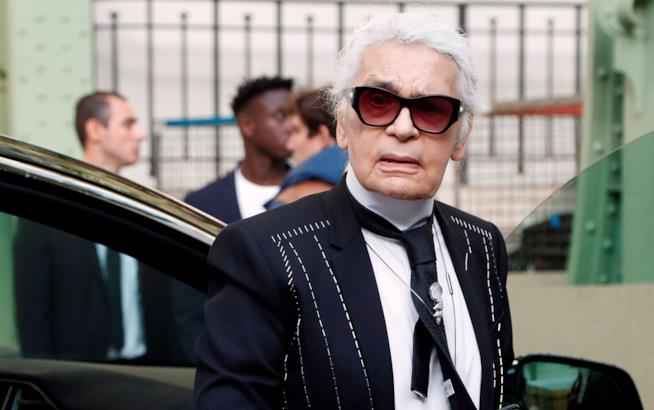 Karl Lagerfeld ha lasciato una fortuna alla sua gatta Karl Lagerfeld in primo piano