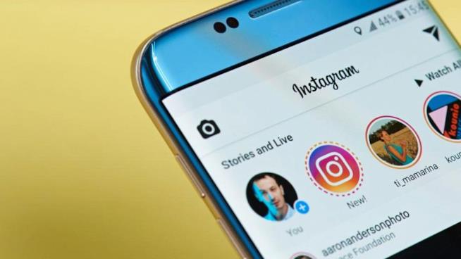 Instagram lancia la chat per le videochiamate di gruppo Display di uno smartphone che mostr la Homepage di Instagram