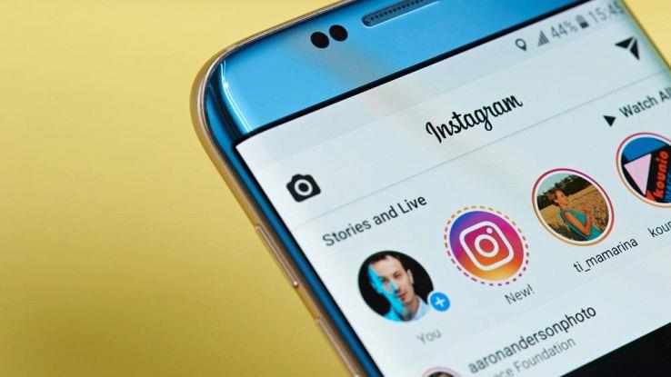 Instagram lancia la chat per le videochiamate di gruppo Display di uno smartphone che mostr la Homepage di Instagram