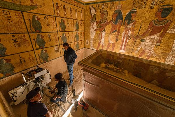 Tecnici a lavoro per la scansione radar nella tomba di Tutankhamon Tomba di Tutankhamo: tecnici a lavoro