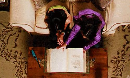 Il libro delle ombre Piper e Prue che cercano nel libro delle ombre