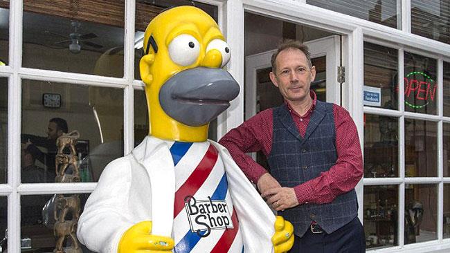 La statua di Homer Simpson di fronte a un barbiere è giudicata troppo grassa La statua di Homer barbiere giudicata troppo grassa
