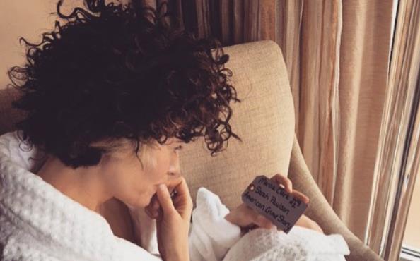 Sarah Paulson in American Crime Story ha indossao la parrucca per interpretare Marcia Clark. Ora non se ne separa più. Sarah Paulson con la parrucca di Marcia Clark, indossata in American Crime Story