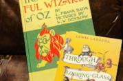 Le protagoniste de Il Mago di Oz e di Alice nel Paese delle Meraviglie si incontreranno nel crossover voluto da Netflix e scritto da Anna Klasser I romanzi dai quali nascerà il crossover scritto da Anna Klasser