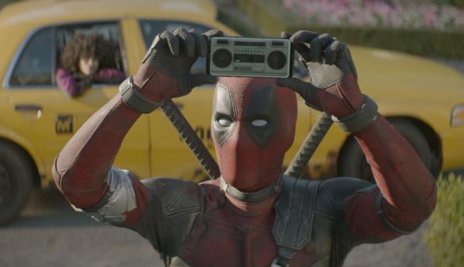 Deadpool vuole unirsi agli Avengers Deadpool in un'immagine tratta da Deadpool 2